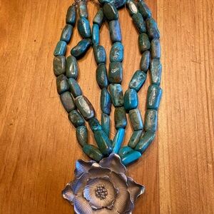 Solid  Turquoise and Pewter Necklace
Unbranded
Choker Style